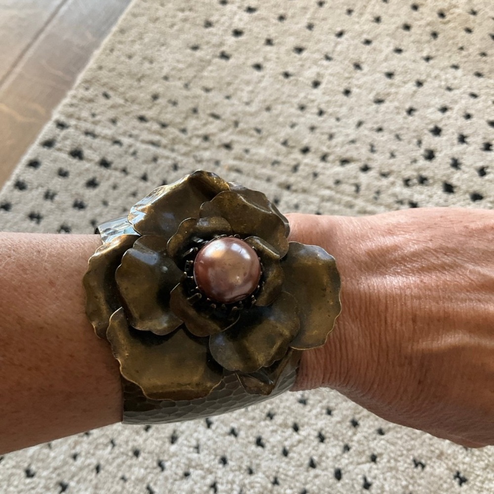 Ollipop bronze flower cuff with blush pearl center - Picture 4 of 7